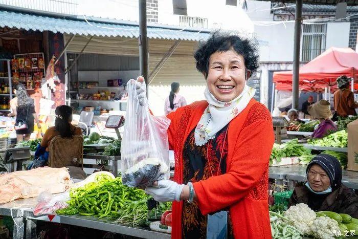 今天去菜市场买菜，摊主问我，矽，是不是新能源？
