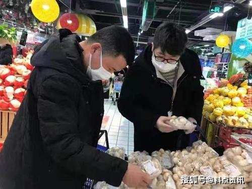 上海新增3例本土无症状，今天出门买菜时发现大家口罩戴得更严实了